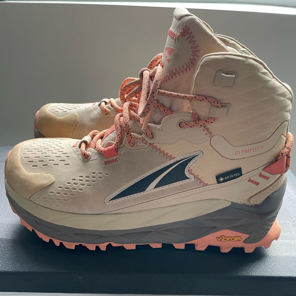 Altra Women’s Olympus 5 Mid GTX